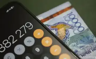 Тенге под давлением: нефть растет, а валюта слабеет, как песок сквозь пальцы