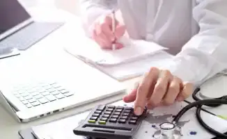 Депутат Еспаева обвиняет Минфин в нарушении закона по ОСМС на заседании Мажилиса