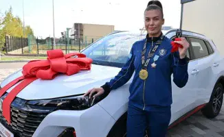 Наталья Богданова из Казахстана получила авто за золото в Ливерпуле