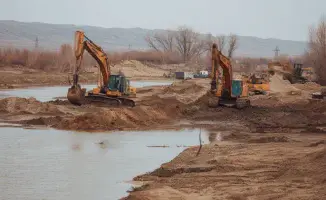 Нелегальный прииск в ВКО: чиновники изменили русло реки