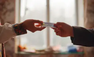 Казахстанцы обеспокоены запретом передачи банковских карт близким: что думают эксперты?