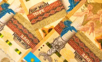 Некоторые казахстанцы запутались в банкнотах номиналом 1000 тенге в обращении