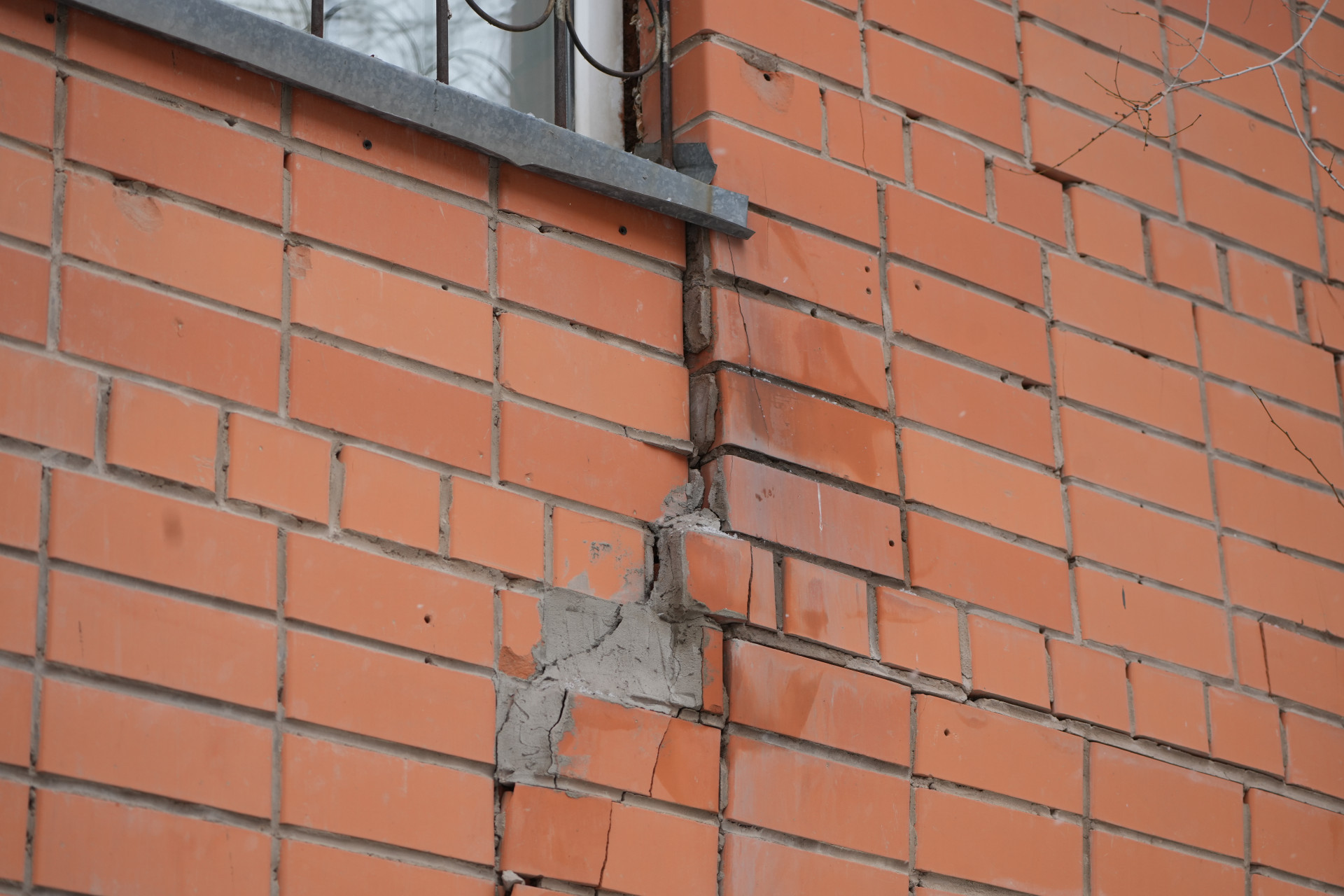 трещина возле окна