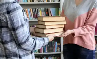 Зарплаты библиотекарей в Казахстане: двойное повышение и новый праздник в 2022 году