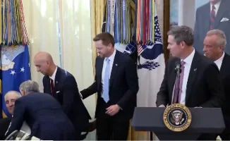 Трамп в центре шторма: участники встречи теряют сознание в Белом доме