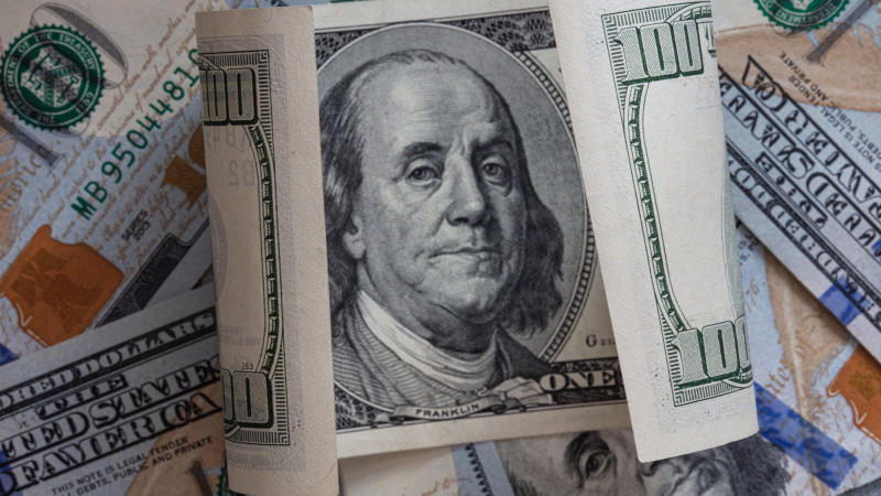Доллар спустился с пьедестала: новый курс на торгах в Казахстане 17 декабря