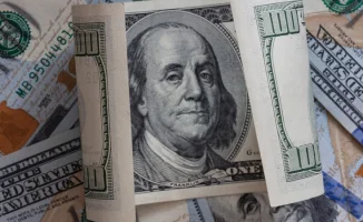 Доллар спустился с пьедестала: новый курс на торгах в Казахстане 17 декабря