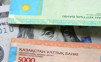 Доллар на дне: курс ниже 500 тенге в обменниках