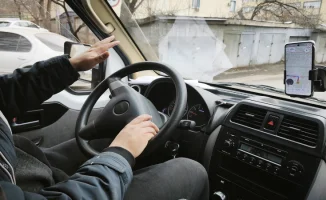 Курьеры Алматы: первые герои утра в мегаполисе на колесах и пешком