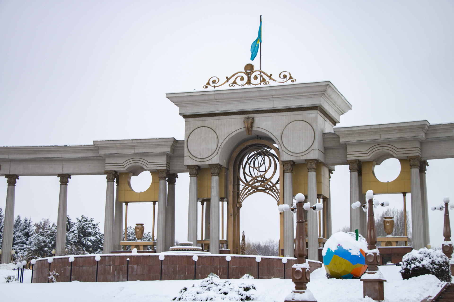 Парк Первого президента в Алматы. Входная группа. Съёмка от 26 февраля 2026 года.