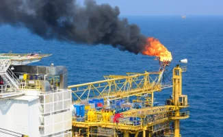 Иран угрожает авиаударами по нефтяным объектам: Персидский залив готовится к эвакуации и последствиям