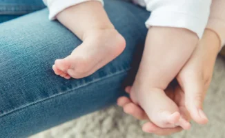 Министерство труда разъяснило задержки выплат по уходу за ребенком: последствия для семей и матерей