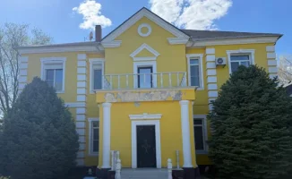 Подтопленная паводками резиденция в Атырауской области. Когда её передадут детям